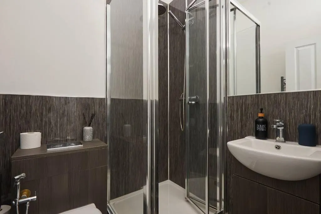 Sleeps 5 - City Work & Family Stays - Free Wifi リーズ